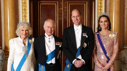 Los reyes de Inglaterra, Carlos y Camila, junto al príncipe William y la princesa Kate Middleton.
