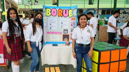 La primera Feria de Matemáticas se realizó este miércoles en las instalaciones del ITS. Las estudiantes de I de Bachillerato en Ciencias y Humanidades, Katherinn Hernández, Stacy Torres y Jolith Pérez expusieron el Cubo Rubik.