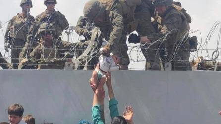 La imagen de un recién nacido siendo entregado a soldados estadounidenses se viralizó en redes sociales al evidenciar el caos en el aeropuerto de Kabul durante la evacuación tras la victoria de los talibanes.