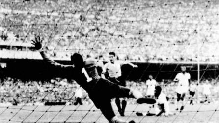 Inmediatamente después de terminada, la final del Mundial de 1950 en el Maracaná dejó de ser un partido de fútbol. Se convirtió en una metáfora sobre cómo el pequeño puede tumbar al gigante. Foto AFP.