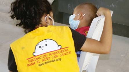 <b><span class=mln_uppercase_mln>Asistencia.</span></b> Niño es atendido por la Fundación para el Niño con Cáncer.