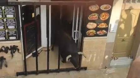 Video: Toro se escapa de exhibición e ingresa a pizzería causando terror