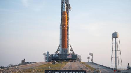 La NASA prepara el lanzamiento de la histórica misión Artemis I, suspendido el pasado lunes a causa de un fallo en uno de los motores del poderoso cohete SLS, que con la cápsula Orión en lo alto tenía que haber despegado desde Cabo Cañaveral, en Florida (EEUU) el pasado lunes, rumbo a la Luna, en la que iba a ser la vuelta de una nave espacial al satélite terrestre tras casi 50 años.