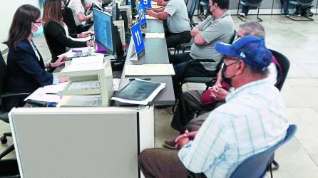 Pequeños contribuyentes son atendidos en una oficina del SAR en Tegucigalpa.