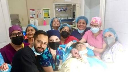 El equipo médico, que asistió en el parto a la madre de la recién nacida, se tomó varias fotografías que fueron publicadas en las redes sociales del Hospital San Felipe.