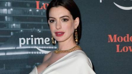 Anne Hathaway presume su avanzado embarazo con un elegante vestido blanco. AFP