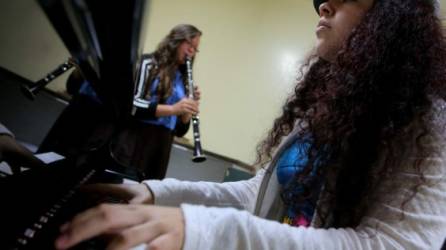 La clarinetista Estefany Villeda y la exalumna pianista Griselda Ramírez, ambas sampedranas, disfrutan de sus ensayos en la escuela de música Victoriano López.