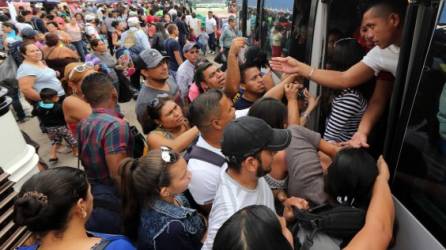 En las terminales de Tegucigalpa miles se aglomeraban por un cupo en los buses.