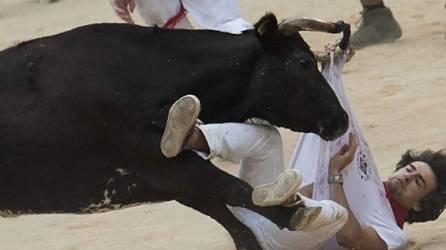 Al menos dos turistas estadounidenses resultaron heridos tras ser embestidos por toros de media tonelada en un rápido y frenético encierro durante las fiestas de San Fermín en Pamplona, norte de España.