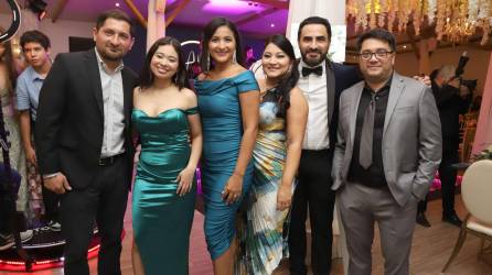 Jhony Cárcamo y Rosario Reyes unieron sus vidas en sagrado matrimonio, en un enlace nupcial celebrado en la Parroquia La Guadalupe de San Pedro Sula, con la compañía de familiares y amigos. Luego, disfrutaron de su recepción en el Restaurante Angeli Gardens, donde la música alegre y la fabulosa decoración vintage adornó el romántico festejo. En la foto: Josué Hernández, Sofía Mejía, Marisol Azcona, Melissa Romero, César Hernández y Zachary Abadíe