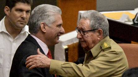 Miguel Díaz-Canel saluda a Raúl Castro tras ser reelegido como presidente de Cuba.