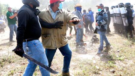 Un nutrido grupo de policías antimotines intentaron ejecutar el desalojo, pero los pobladores, entre el llanto desconsolado y su malestar, se enfrentaron a las fuerzas de seguridad.