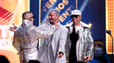 Los cantantes Wisin, Yandel y J Balvin en los Premios Juventud 2022.