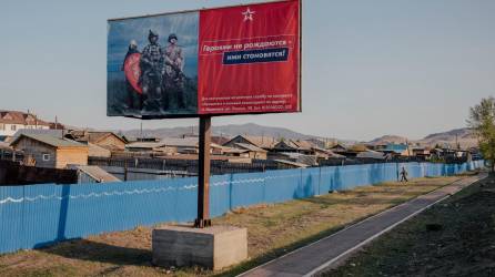 Un cartel de reclutamiento militar ruso dice, “Los héroes no nacen, se hacen”, el año pasado en Ulán-Udá, Rusia.