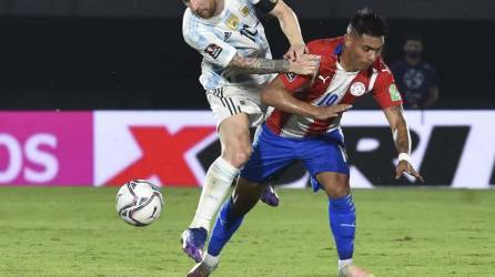 Lionel Messi no pudo destacar debido a la gran marca de la zaga defensiva de Paraguay.