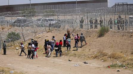 Los agentes de la Guardia Nacional de Texas custodian la frontera sur del estado para evitar el paso de migrantes.