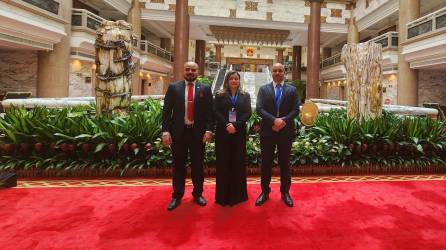 Los parlamentarios hondureños Linda Donaire, Ariel Montoya y Mauricio Castellanos, que fueron enviados a China por parte del Congreso Nacional.