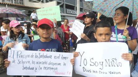 Representantes de sociedad civil de Honduras, incluidas las iglesias católica y evangélica, marcharon en las principales ciudades del país en contra de la “ideología de género” y la aplicación de la Ley de Educación Integral de Prevención al Embarazo Adolescente.