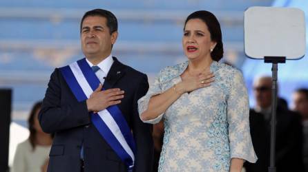 Juan Orlando Hernández y Ana García durante la toma de posesión presidencial de enero de 2018.
