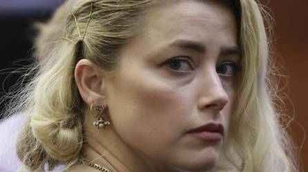 Amigos de Amber Heard afirman que la actriz está en quiebra por los honorarios de sus abogados tras el juicio contra Depp, a quien le debe más de 8 millones de dólares por difamación.