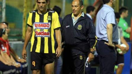 Nicolás Cardozo cuando salía del campo ante Municipal por la lesión.