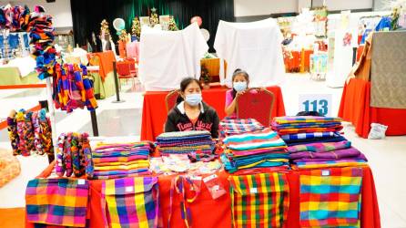SUEÑOS. Una productora de telas lenca ofrece sus productos en una feria de San Pedro Sula.