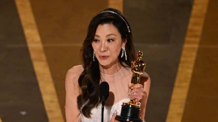 La actriz asiática Michelle Yeoh tras recibir el Oscar