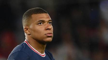 Kylian Mbappé, como estaba previsto, se ejercitó este sábado en la ciudad deportiva de Poissy con los descartes del PSG, mientras que los elegidos por Luis Enrique viajaron a Japón para realizar una gira que les llevará también a Corea del Sur.