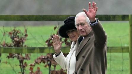 El rey Carlos y su esposa, Camila, asistieron ayer a una misa en Sandrigham.