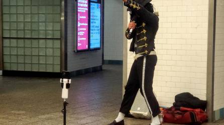 Un imitador de Michael Jackson baila en la estación de metro de Time Square en Nueva York (EEUU).