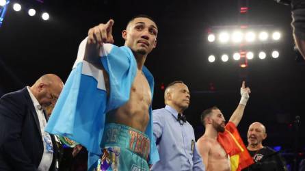 El boxeador gringo-catracho se llevó el triunfo ante el español.