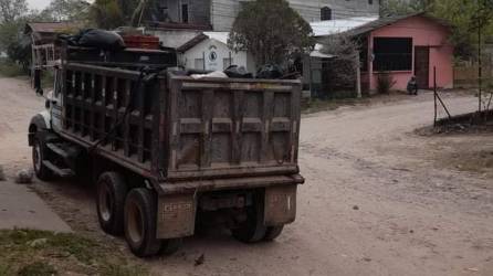 Camión recolector de basura en el que fue encontrado el cuerpo del bebé recién nacido en Santa Bárbara.