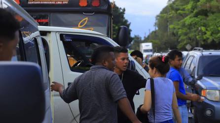 Sumado a los buses y carros mal estacionados, los empleados corren riesgo de ser atropellados en ese sitio.