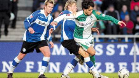 Bielefeld's Thorben Marx, left, and Oliver Kirch, right, struggle for the ball with Bremen's Diego, right, during the German first division Bundesliga soccer match between Arminia Bielefeld and Werder Bremen in Bielefeld Sunday, March 23, 2008. (AP Photo/ Roberto Pfeil) *NO MOBILE USE UNTIL 2 HOURS AFTER THE MATCH, WEBSITE USERS ARE OBLIGED TO COMPLY WITH DFL-RESTRICTIONS, SEE INSTRUCTIONS FOR DETAILS**