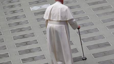 El Papa Francisco llega para recibir en audiencia a los participantes de la Asamblea Plenaria de la Comisión de los Episcopados de la Unión Europea (COMECE) en el Salón Nervi de Vaticano, en Ciudad del Vaticano.