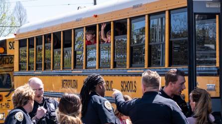 Policías evacuan a un grupo de niños tras el tiroteo en una escuela primaria cristiana de Nashville.