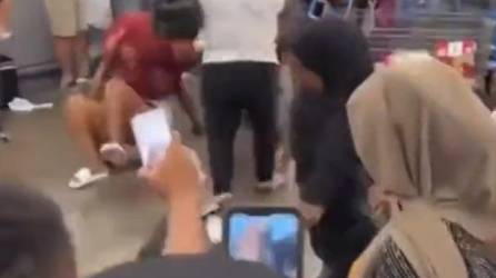 Video: Mujeres se van a los golpes en supermercado