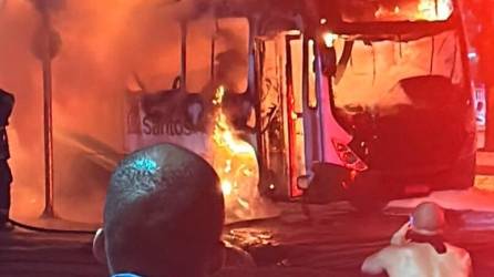 Video: Hinchas de Santos incendian automóviles de futbolistas en Brasil