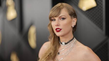 La cantautora estadounidense Taylor Swift durante la pasada alfombra roja de la 66 entrega de los premios Grammy.
