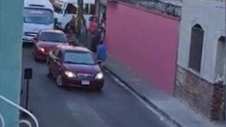 VIDEO: Hombre enfurecido arrastra a otro con su vehículo en Tegucigalpa