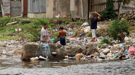 La situación en los bordos cada día es más compleja, los lechos de los ríos son basureros y la gente aumenta sin que exista un plan claro. Foto Melvin Cubas.