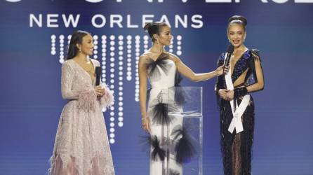 Jeannie Mai Jenkins, Olivia Culpo y Miss USA, R’Bonney Gabriel, ganadora del certamen, durante la 71.ª competencia de Miss Universo en el Centro de Convenciones Morial de Nueva Orleans.