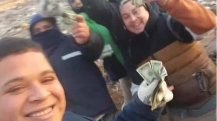 Empleados municipales encontraron miles de dólares en un basurero en Argentina.