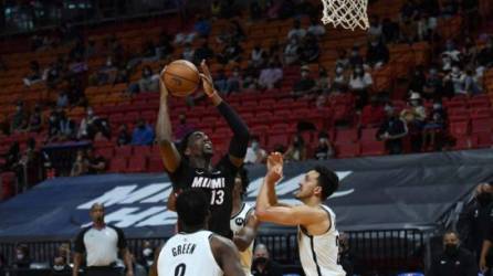 El pívot Bam Adebayo surgió en el momento que más lo necesitó su equipo del Miami Heat. Foto AFP.