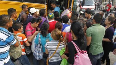Las terminales de transporte interurbano de Tegucigalpa lucen llenas de viajeros ansiosos por lograr un cupo en los abarrotados autobuses con destino al sur y norte de Honduras.