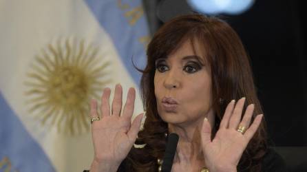 La vicepresidenta de Argentina, Cristina Kirchner, enfrenta un juicio por supuesta corrupción en la licitación de obras.
