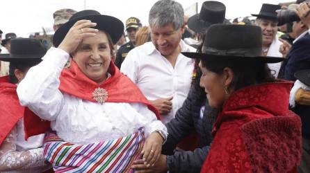 La presidenta de Perú, Dina Boluarte, fue agredida por dos mujeres en su primera visita al Ayacucho.