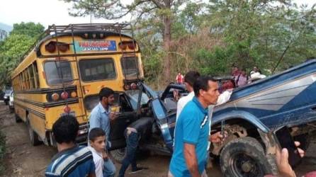 Así quedó el vehículo pick up tras el brutal choque con un autobús en la Iguala, Lempira (Honduras).