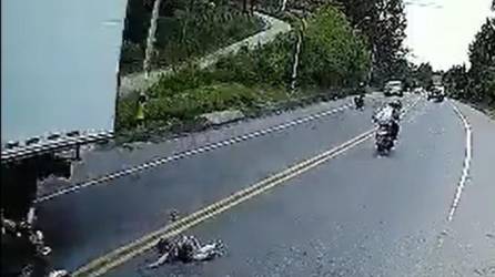 Video: Niña se salva de milagro tras ser atropellada por dos motos