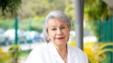 Flor Crescencia Duarte Muñoz es una médico de 83 años que dirige el Centro de Cáncer Emma Romero de Callejas, el cual fundó en 1991. Es la primera mujer especialista de Honduras en Oncología, Hematología y Medicina Interna. A su edad sigue trabajando por los pacientes y no piensa en jubilarse, sino en trabajar en pro de la gente hasta su último respiro.